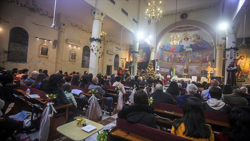 Gazze'deki Hristiyanlar Noel ayininde İsrail'in neden olduğu yıkımın ortasında barış için dua etti