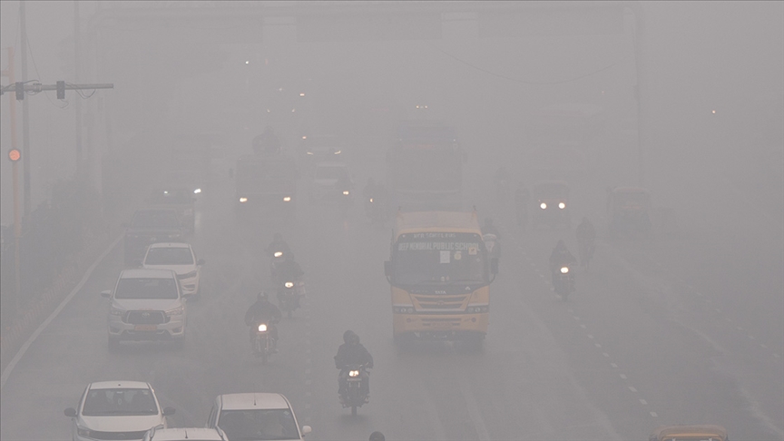Hindistan'da hava kirliliğinin yol açtığı sis, uçuşlarda aksaklıklara neden oldu