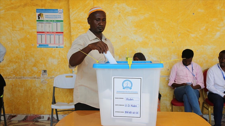 Mogadişu'da seçmenler 56 yıl sonra yerel seçimler için sandık başında