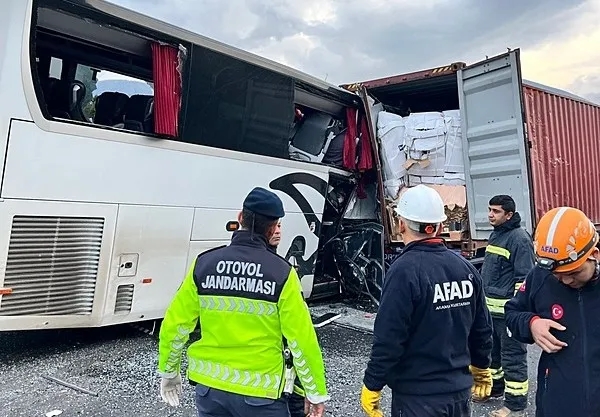 Osmaniye’de Feci Kaza: Yolcu Otobüsü Tıra Çarptı