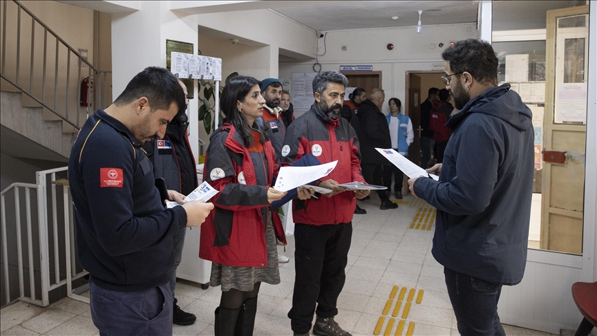 Tunceli'de gönüllüler deprem risklerine karşı ev ve iş yerlerinde "tehlike avında