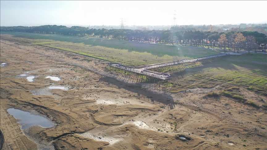 Türkiye'nin beşinci büyük gölündeki su çekilmesi her geçen gün artıyor