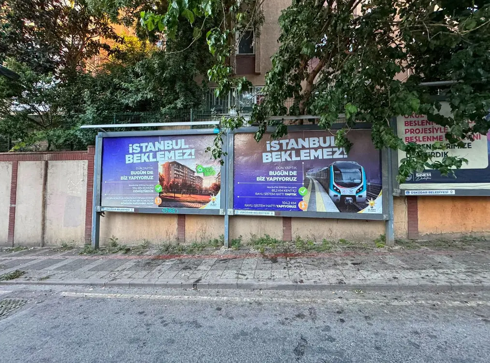Üsküdar’da Reklam Panosu Krizi: Dijital Ekranlardaki Görseller Tartışma Yarattı