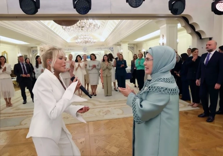 Ajda Pekkan, NATO Lider Eşleri Programı'nda sahne aldı
