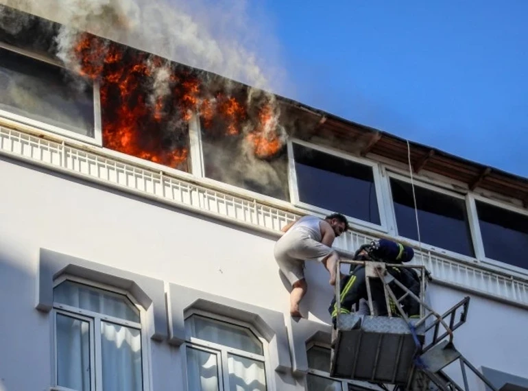 Alevlerden Kaçıp Pencereye Sığındılar! Antalya’da Nefes Kesen Kurtarma