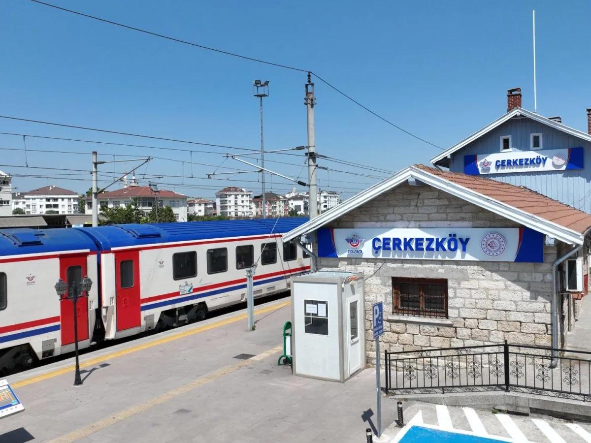 Çerkezköy'de yolcu treninin bir vagonu raydan çıktı