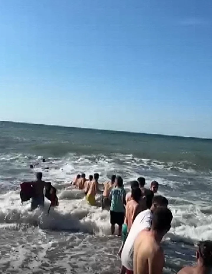 Dalgalar arasında can pazarı: Vatandaşlar insan zinciri kurarak kurtardı