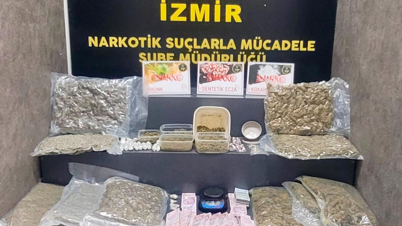 İzmir'de Sokak Satıcılarına Büyük Darbe! Kilolarca Uyuşturucu Ele Geçirildi