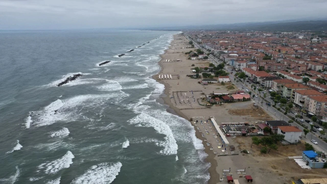 Karadeniz Kıyılarında Tehlikeli Hava: 4 İlde Denize Girilemiyor