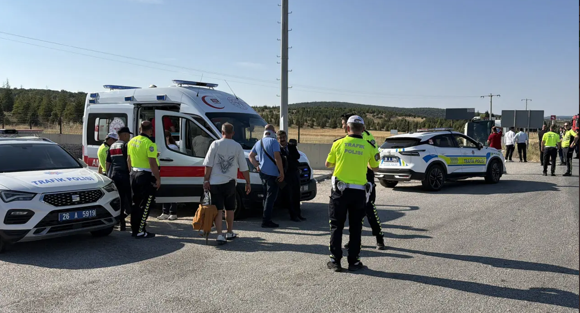 Kütahya–Eskişehir yolunda yolcu otobüsü şarampole devrildi: Çok sayıda yaralı