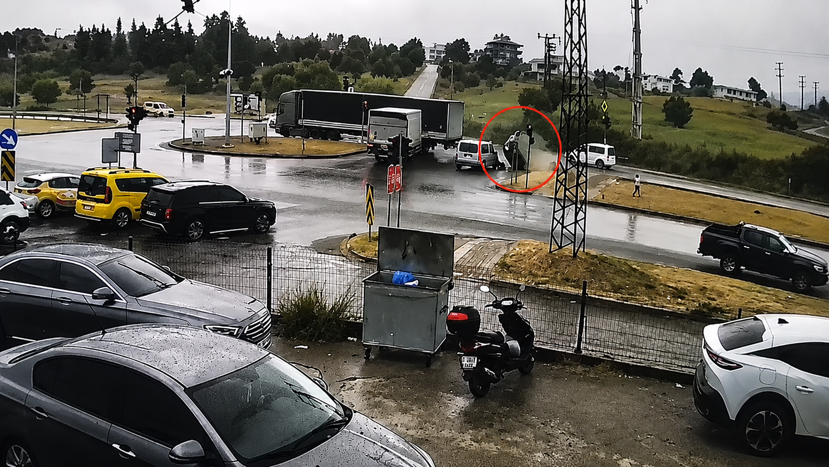 Manavgat’ta Tırın Çarptığı Otomobil Takla Attı