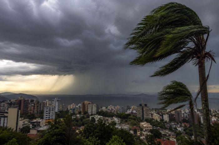 Meteoroloji'den 5 il için sarı kodlu uyarı: Kuvvetli rüzgar ve fırtınaya dikkat
