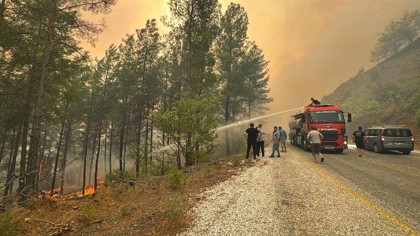 Muğla'daki Orman Yangını Nedeniyle Fethiye-Antalya Karayolu Trafiğe Kapatıldı