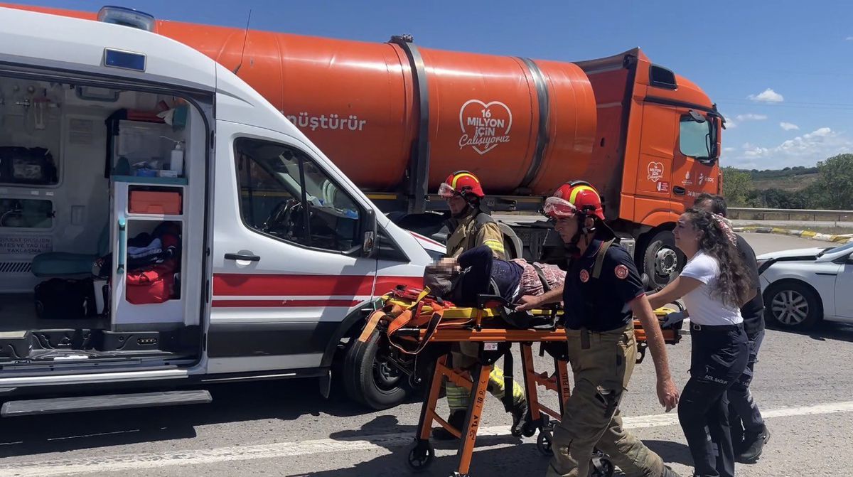 Pendik'te Kavşakta Feci Çarpışma: Biri Çocuk 2 Yaralı