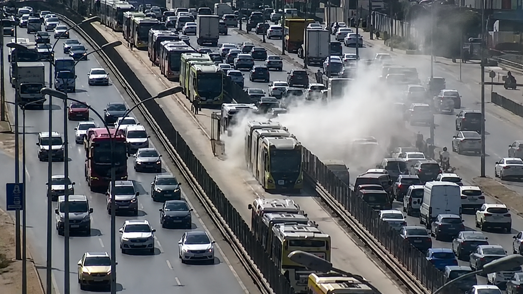 Seyir Halindeki Metrobüsten Dumanlar Yükseldi