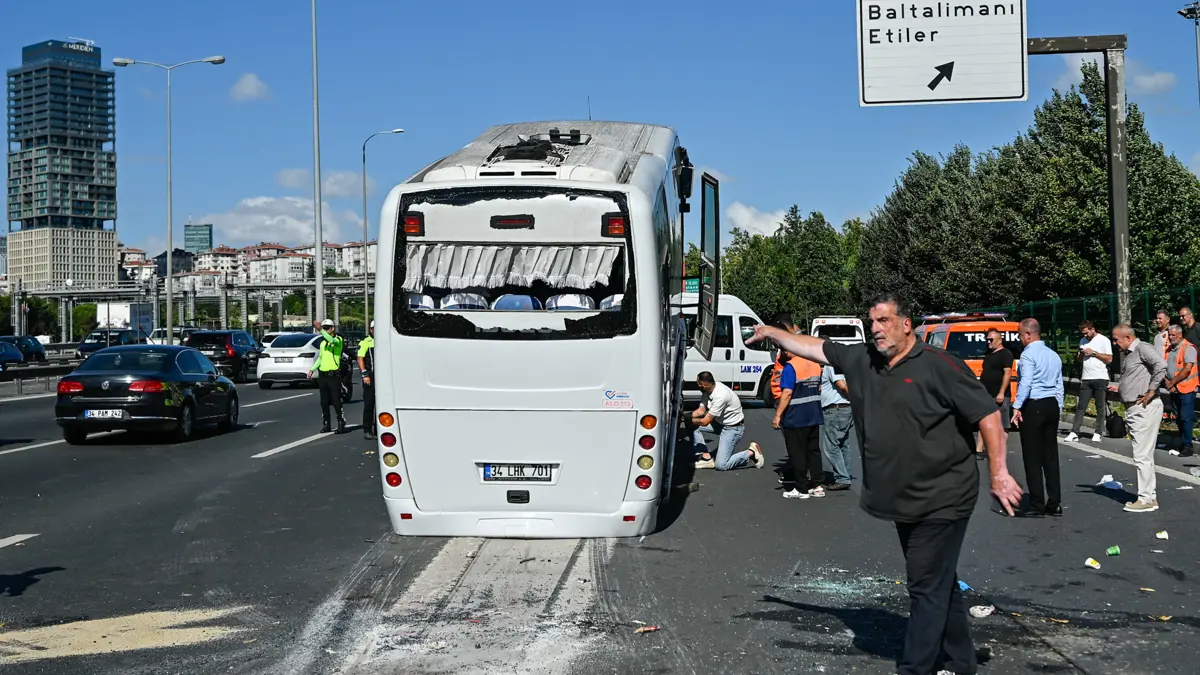 TEM Otoyolu'nda Zincirleme Kaza: Kontrolden Çıkan Midibüs Devrildi