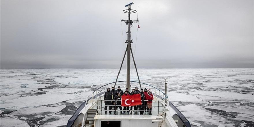 Türk bilim ekibi Kuzey Kutbu'nda deniz buzu hattına ulaştı