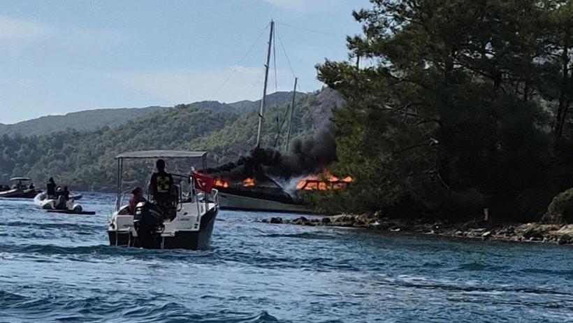 Fethiye Katrancı Koyu'nda Gezi Teknesinde Yangın: 115 Yolcu Denize Atlayarak Canını Kurtardı