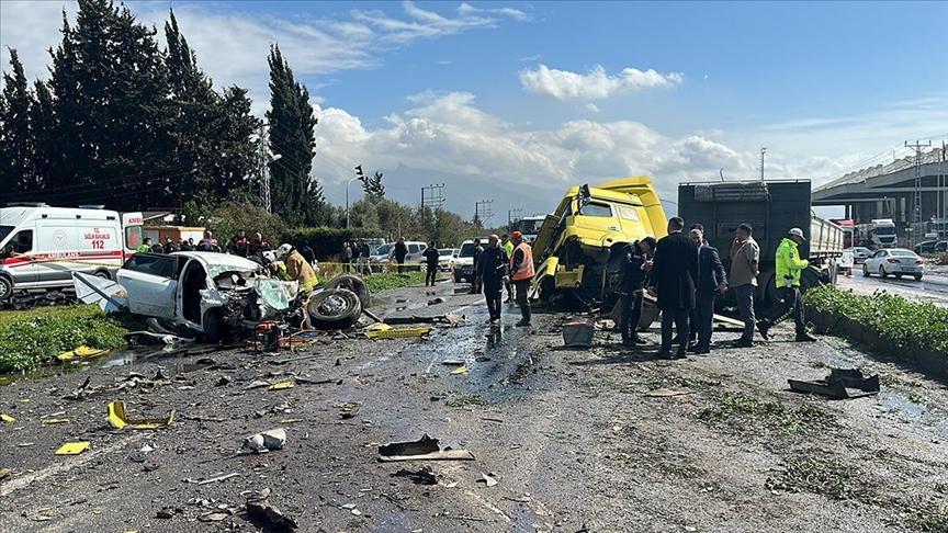 Hatay Otoyolunda Feci Kaza: Tırın Makas Atması Katliama Yol Açtı!