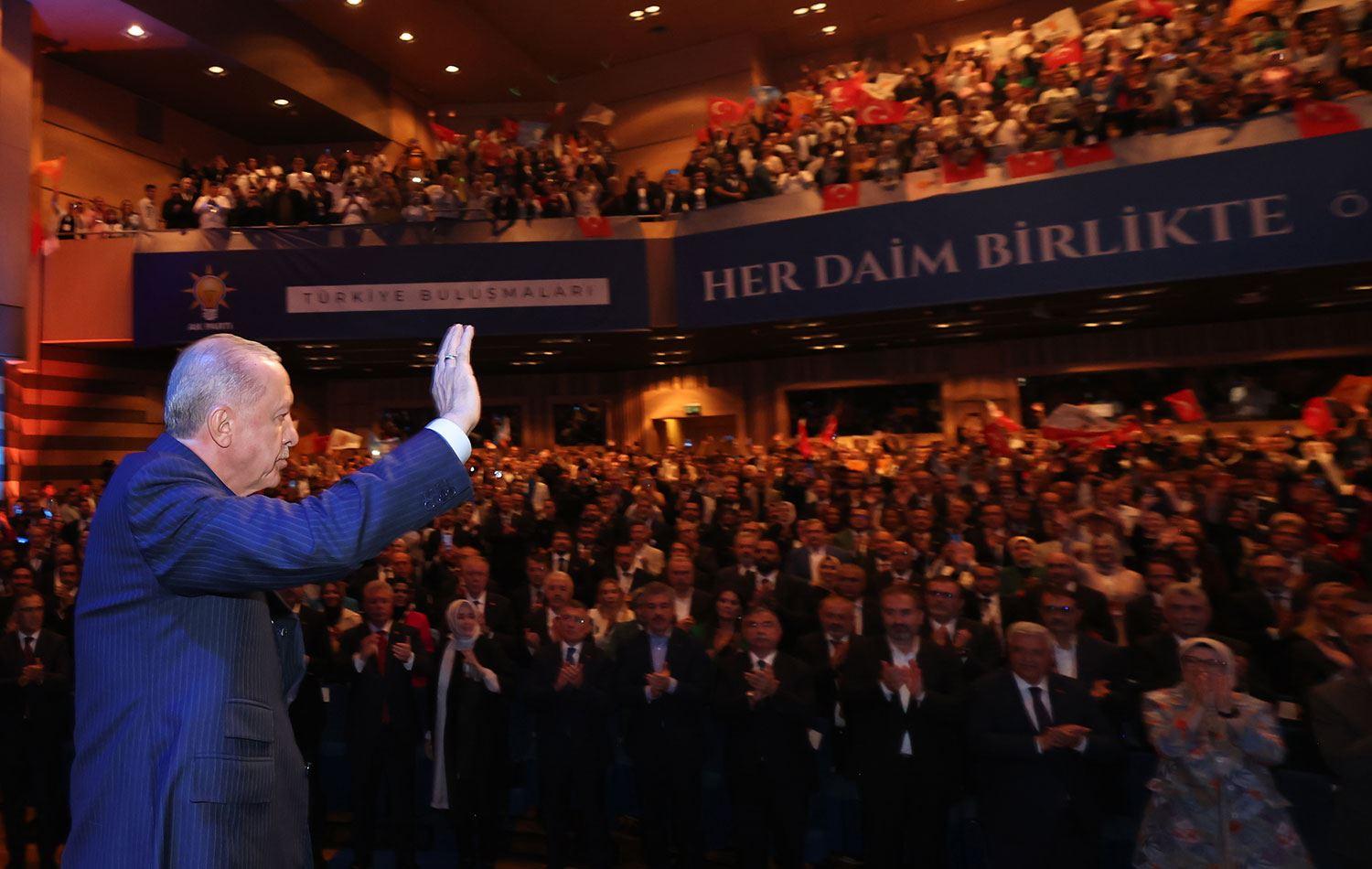 İstanbul’da 3 belediye başkanı AK Parti’ye katıldı: Rozetleri Erdoğan’dan