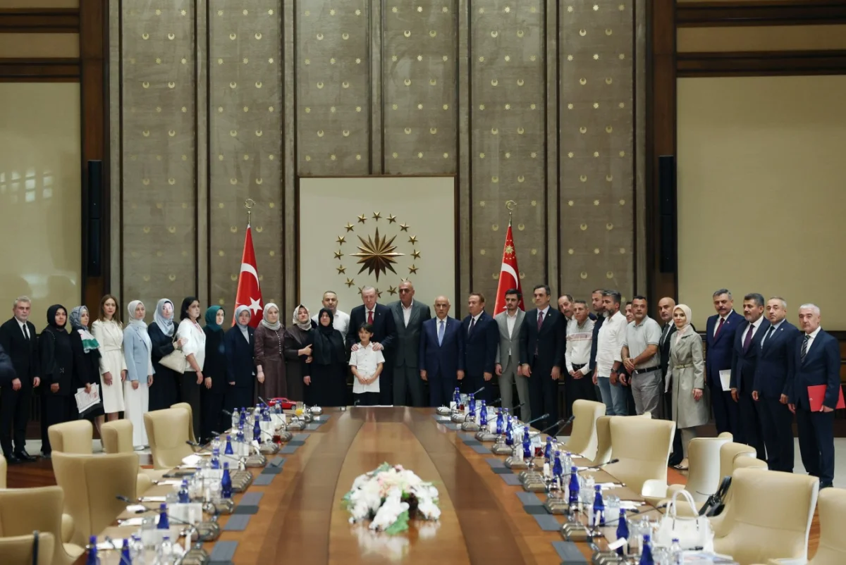 Kahramanmaraş’taki okul saldırısında hayatını kaybedenlerin aileleri Cumhurbaşkanlığı Külliyesi’nde ağırlandı