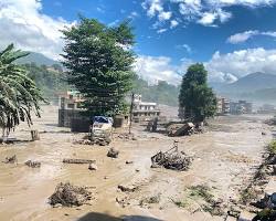 Muson Dehşeti Bhotekoshi Nehri’ni Taşırdı: Yerleşim Yerleri Sular Altında, Kayıplar Var