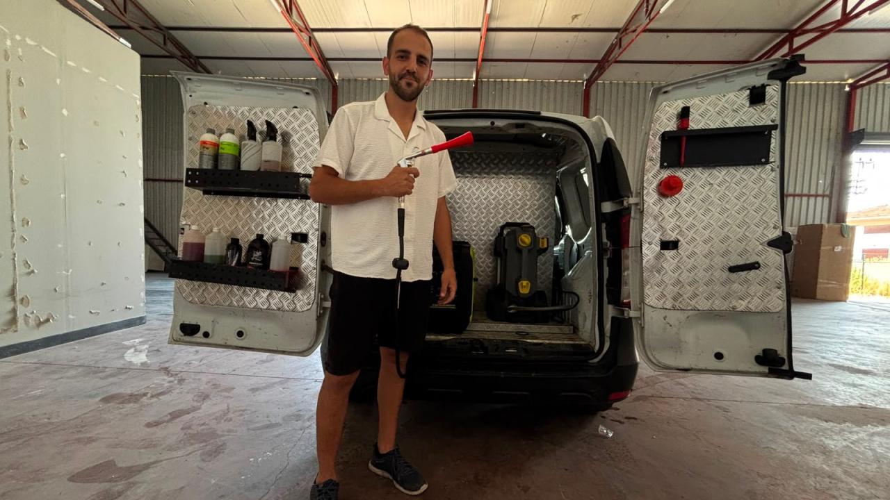 Bursa'da Görenleri Gülümseten İyilik: Park Halindeki Araçları Ücretsiz Temizliyor