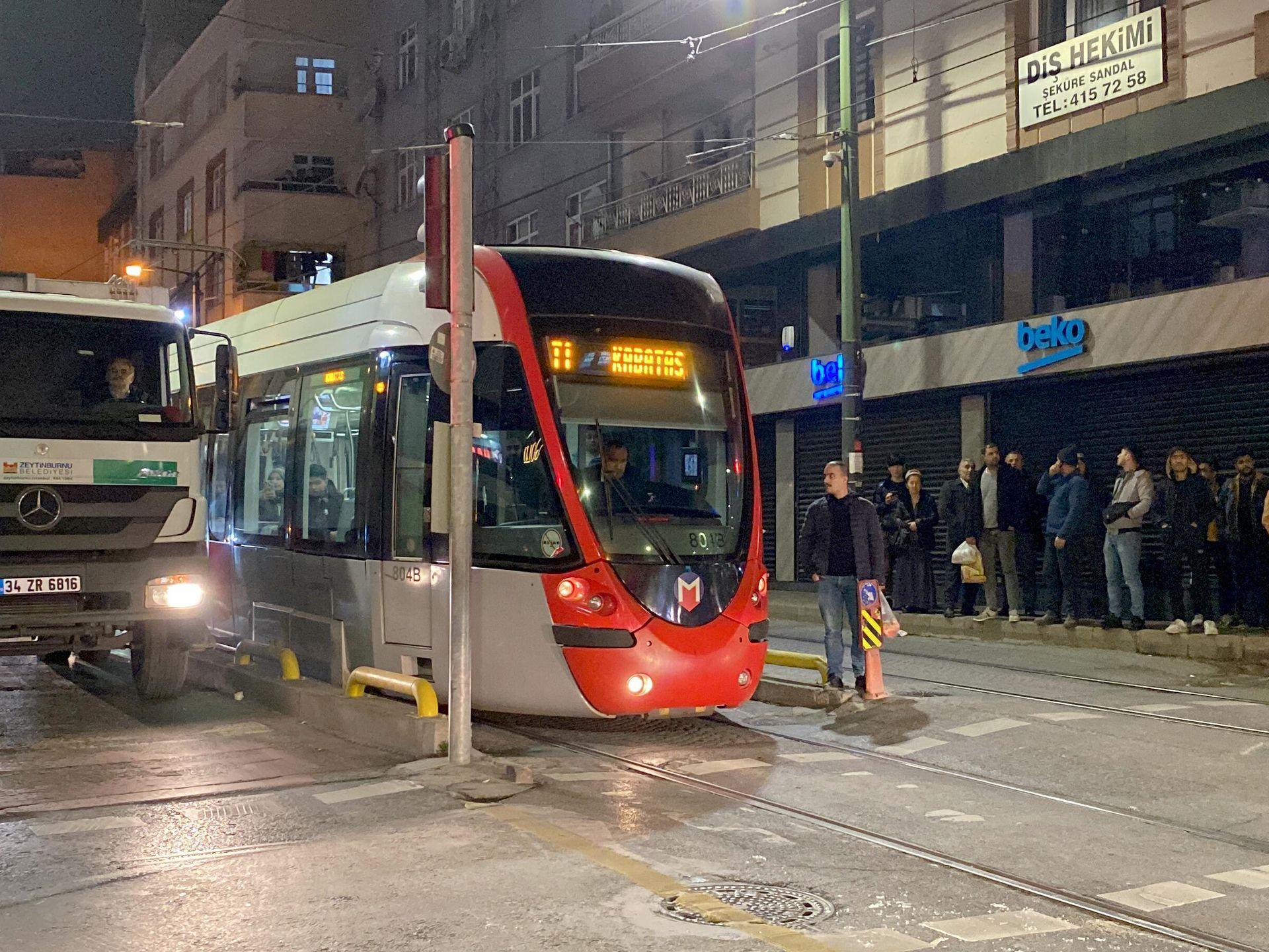 Zeytinburnu'nda İki Tramvay Kafa Kafaya Çarpıştı: 9 Yaralı!