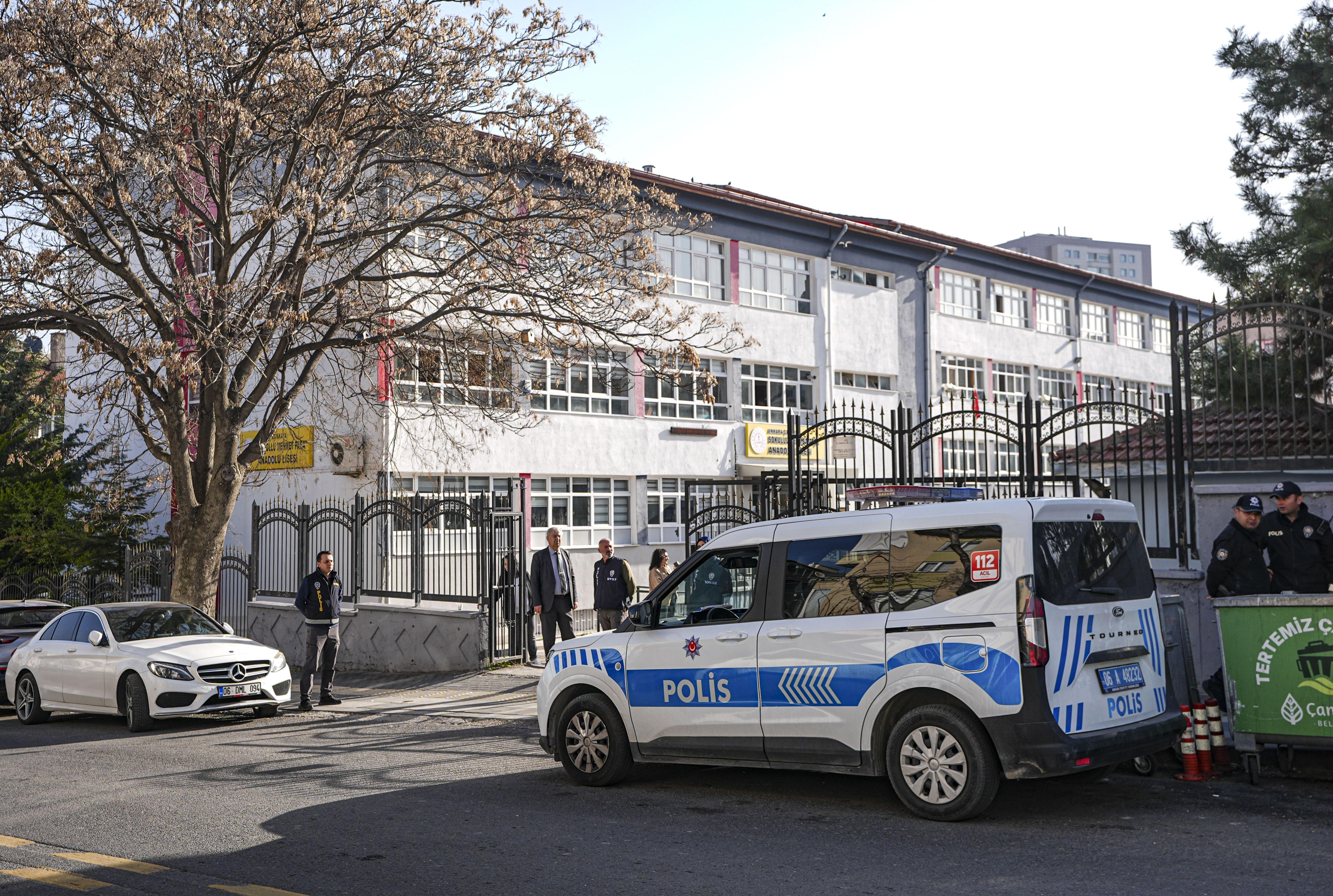 Ankara’da okul çevrelerinde sıkı denetim: 48 aranan kişi yakalandı