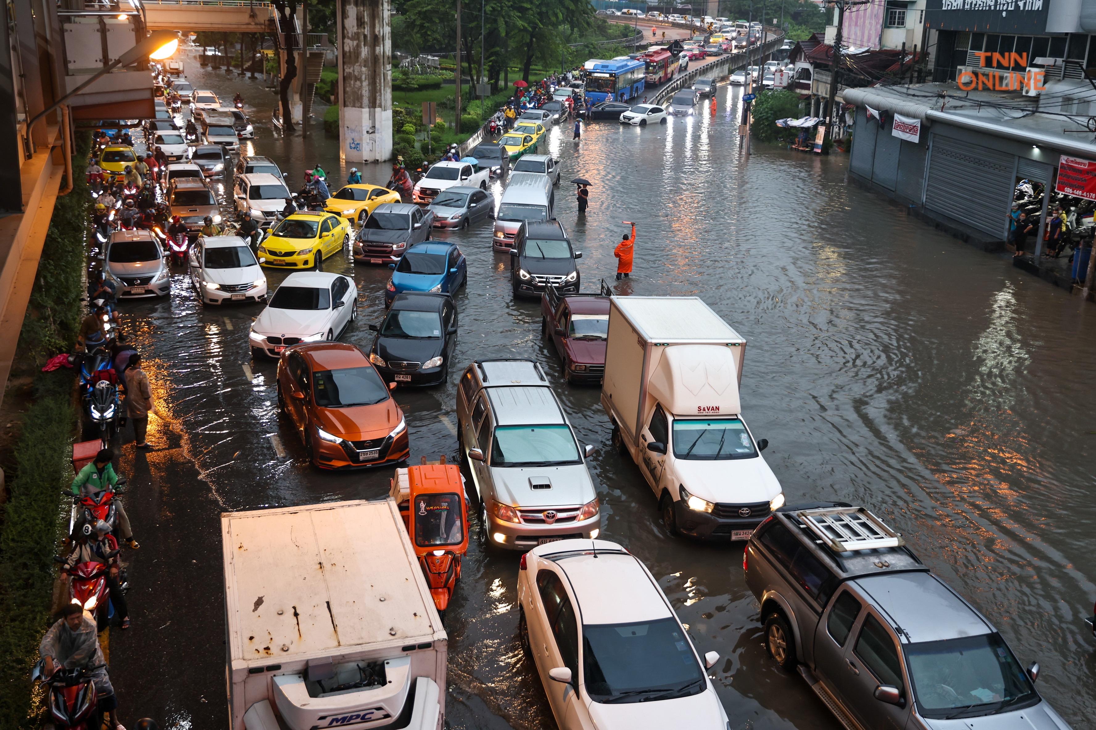 Bangkok'ta sel alarmı: Binlerce kişi tahliye edildi