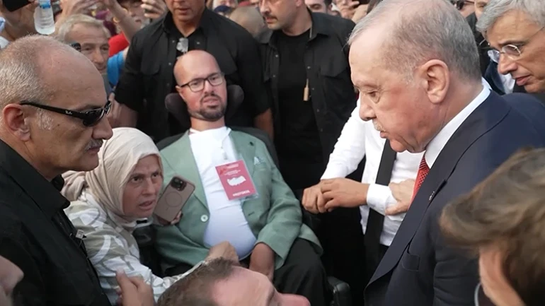 Erdoğan’ın otobüsünü durdurup yanına gittiği Emre Vural yaşadığı anı anlattı