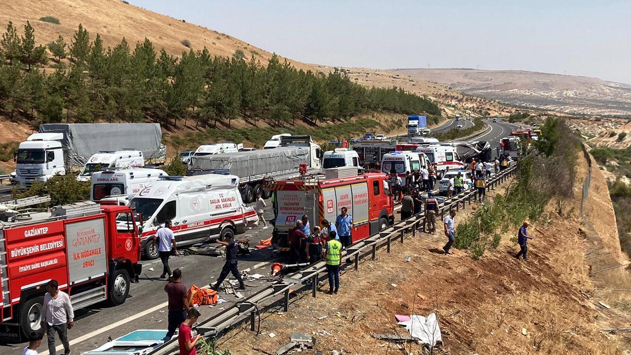 Gaziantep’te yolcu otobüsü ile otomobil çarpıştı: 7 kişi hayatını kaybetti