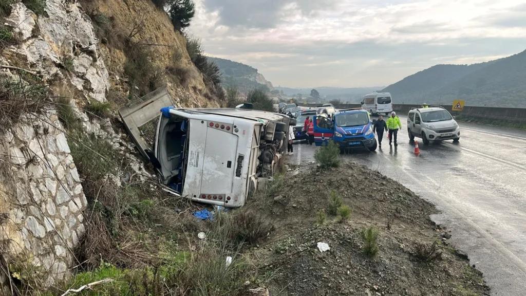 Aydın’da tur otobüsü ile minibüs çarpıştı: 2 kardeş hayatını kaybetti, 9 kişi yaralandı