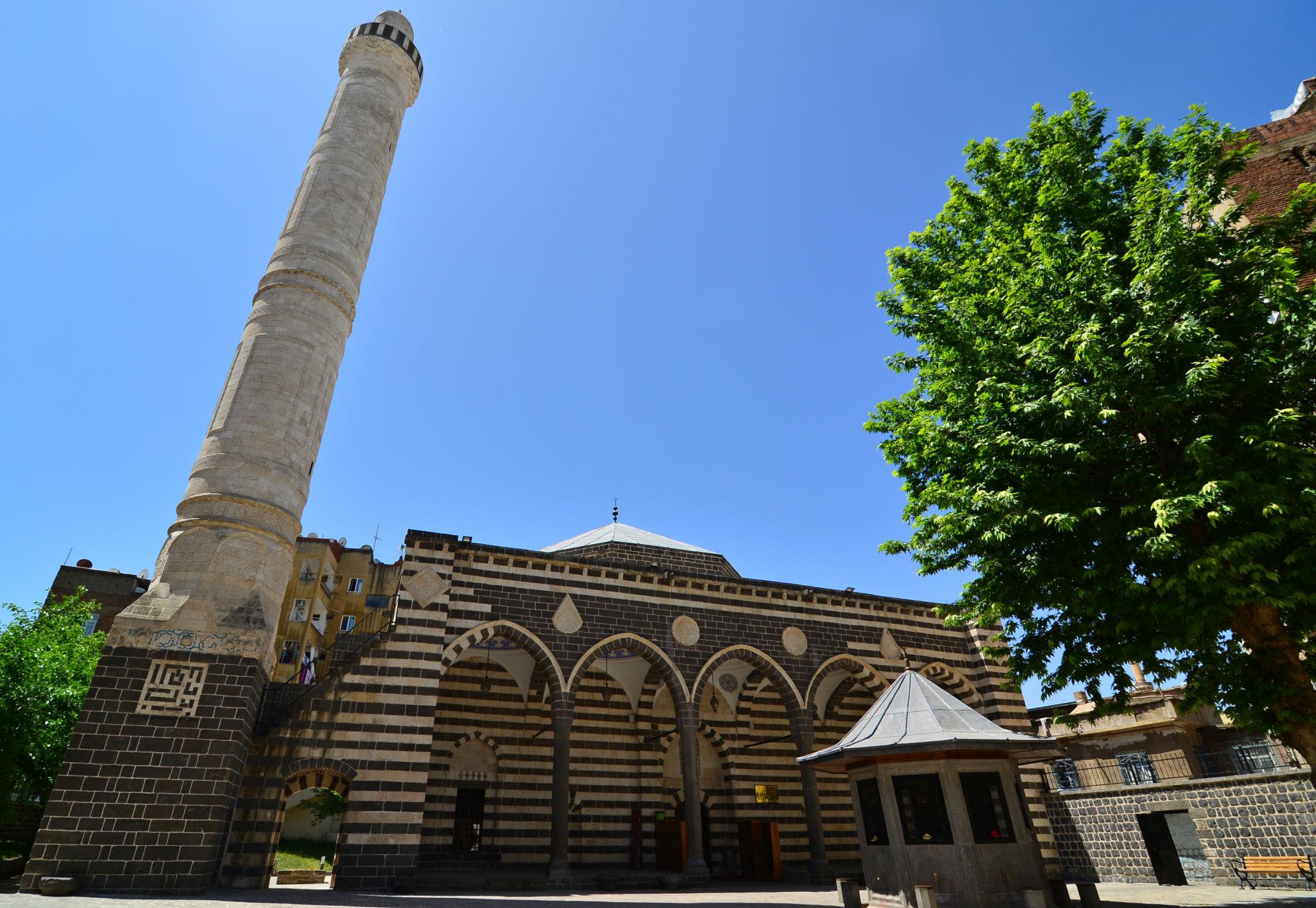Depremde hasar gören 6 tarihi cami yeniden ibadete açılıyor