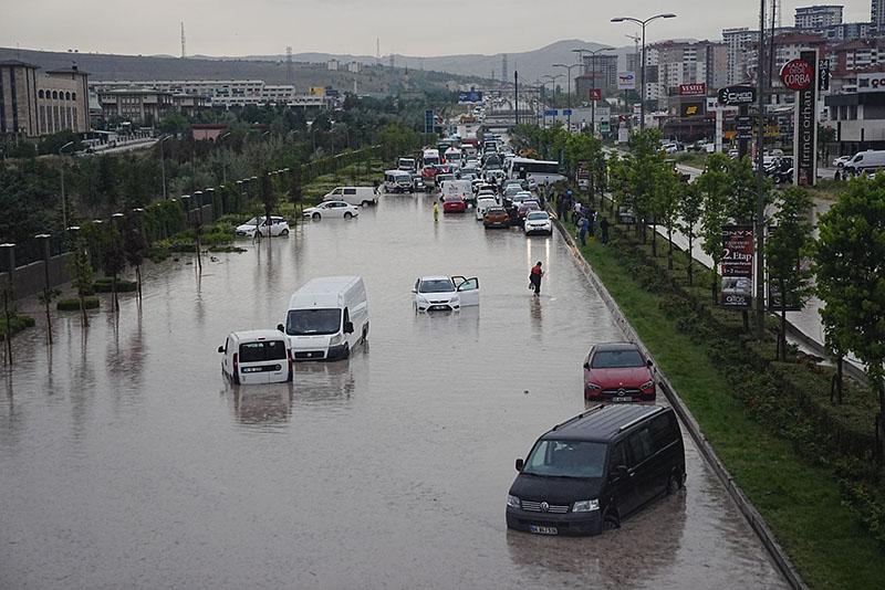 İstanbul’da Sağanak Hayatı Olumsuz Etkiledi: Valilikten 15 Ekim Uyarısı
