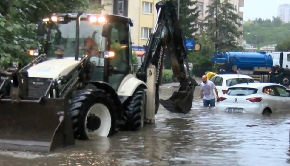 İstanbul’da sel bilançosu ağırlaşıyor: 3 kişi hayatını kaybetti, 4 kişi kayıp