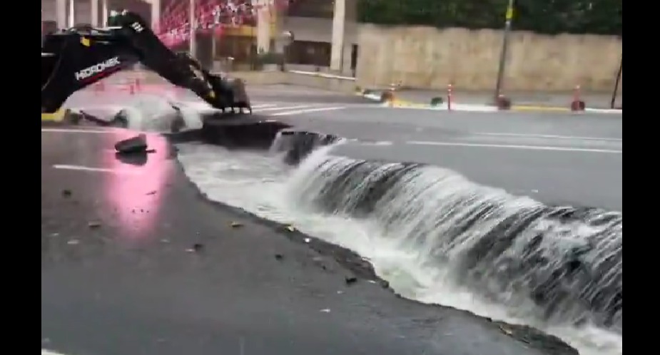 İstanbul'u sağanak vurdu! Eyüpsultan'da yol ortadan ikiye ayrıldı