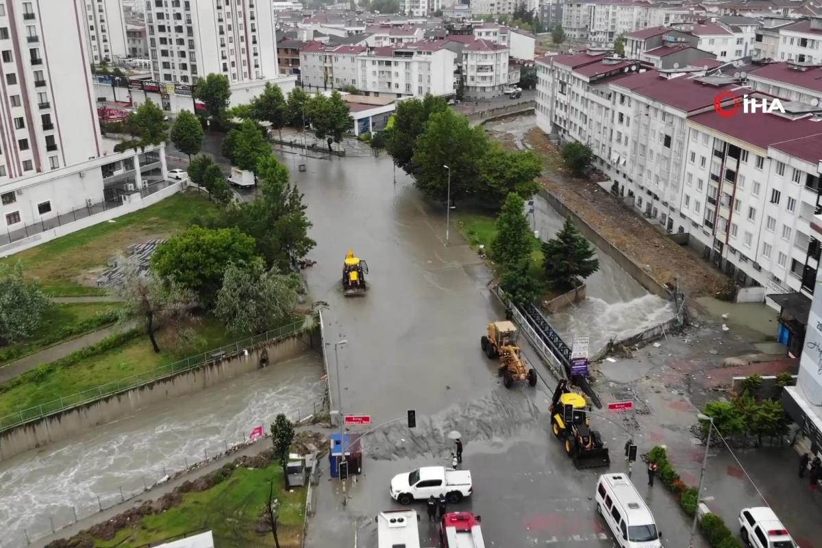 İstanbul'u sağanak vurdu! Valilik açıkladı: 2 bin 518 ihbar geldi