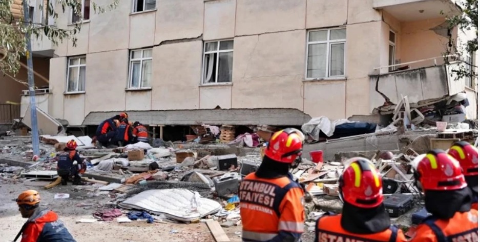 Maltepe’de 7 katlı binanın 3 katı çöktü: 2 kişi hayatını kaybetti, 3 kişi aranıyor