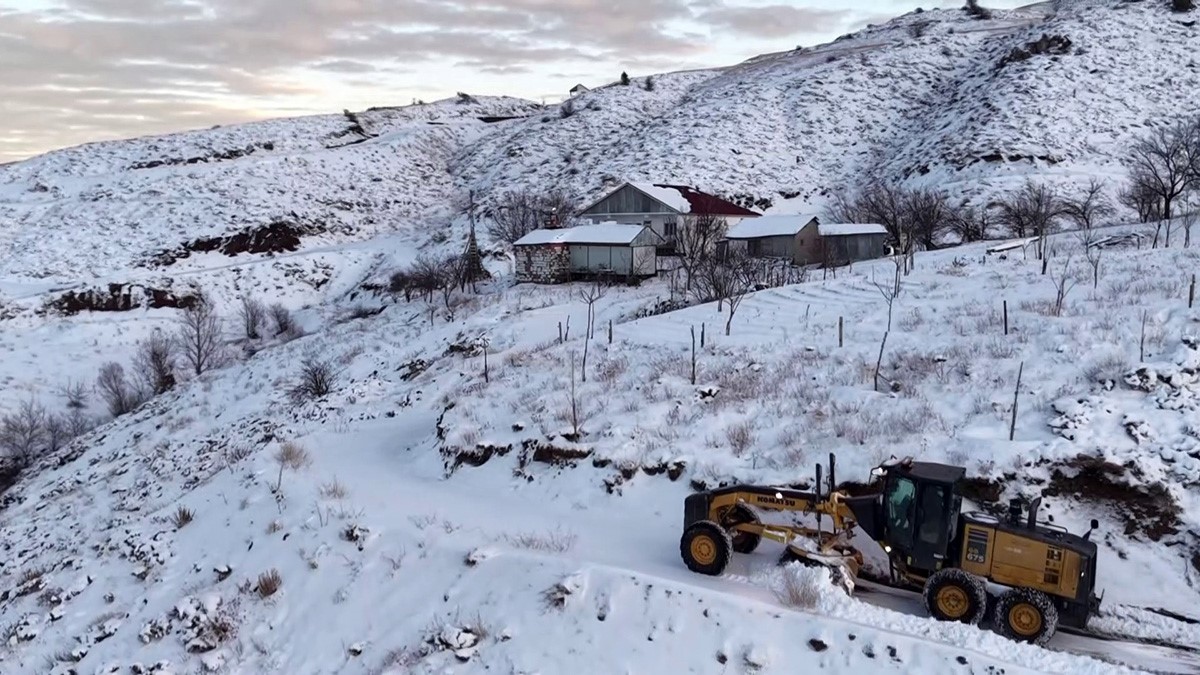 Adıyaman’da karla mücadelede çalışmaları devam ediyor