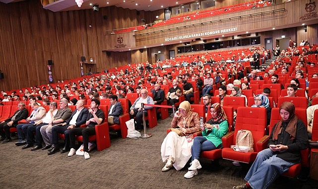 Afyoncu'dan Kocaeli Kitap Fuarı'nda tarih dersi;  “Geçmiş, geleceği inşa etmek için okunmalı"
