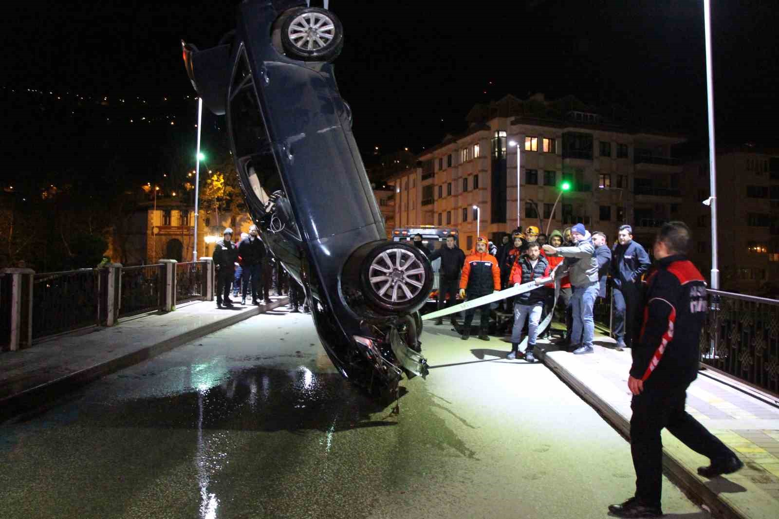 Amasya’da kontrolden çıkan otomobil köprüden Yeşilırmak Nehri’ne uçtu: 1 ölü, 1 yaralı