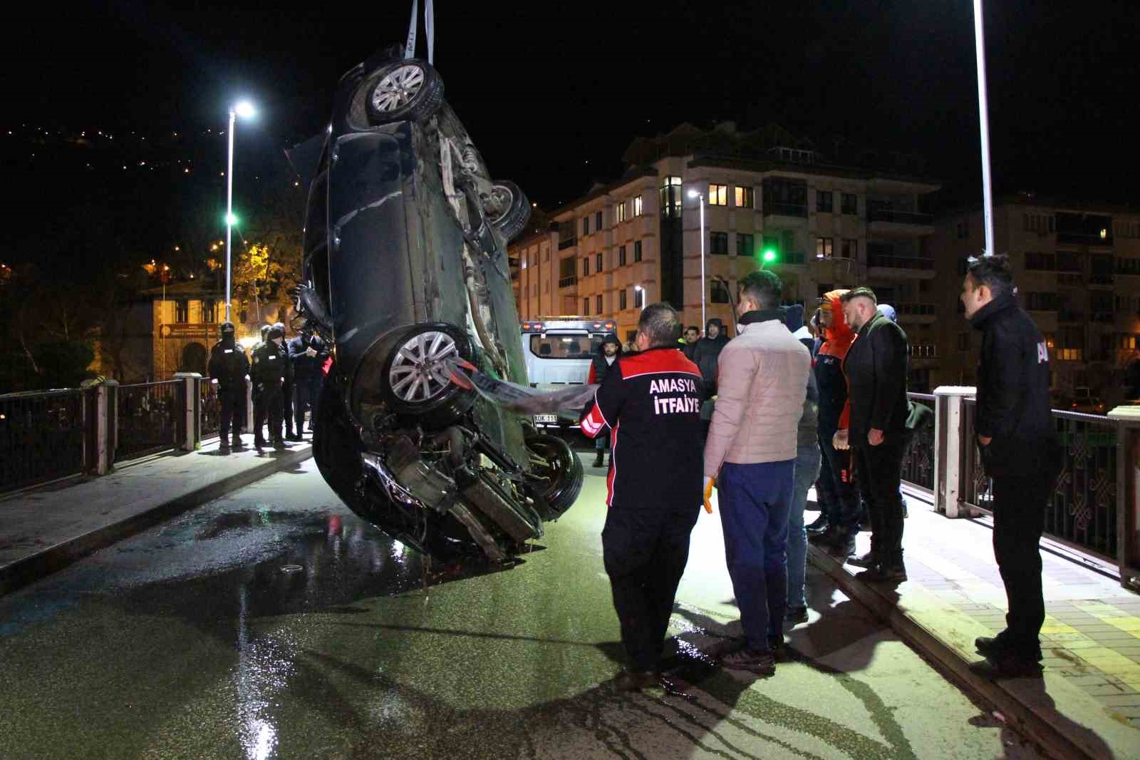 Amasya’da kontrolden çıkan otomobil köprüden Yeşilırmak Nehri’ne uçtu: 1 ölü, 1 yaralı