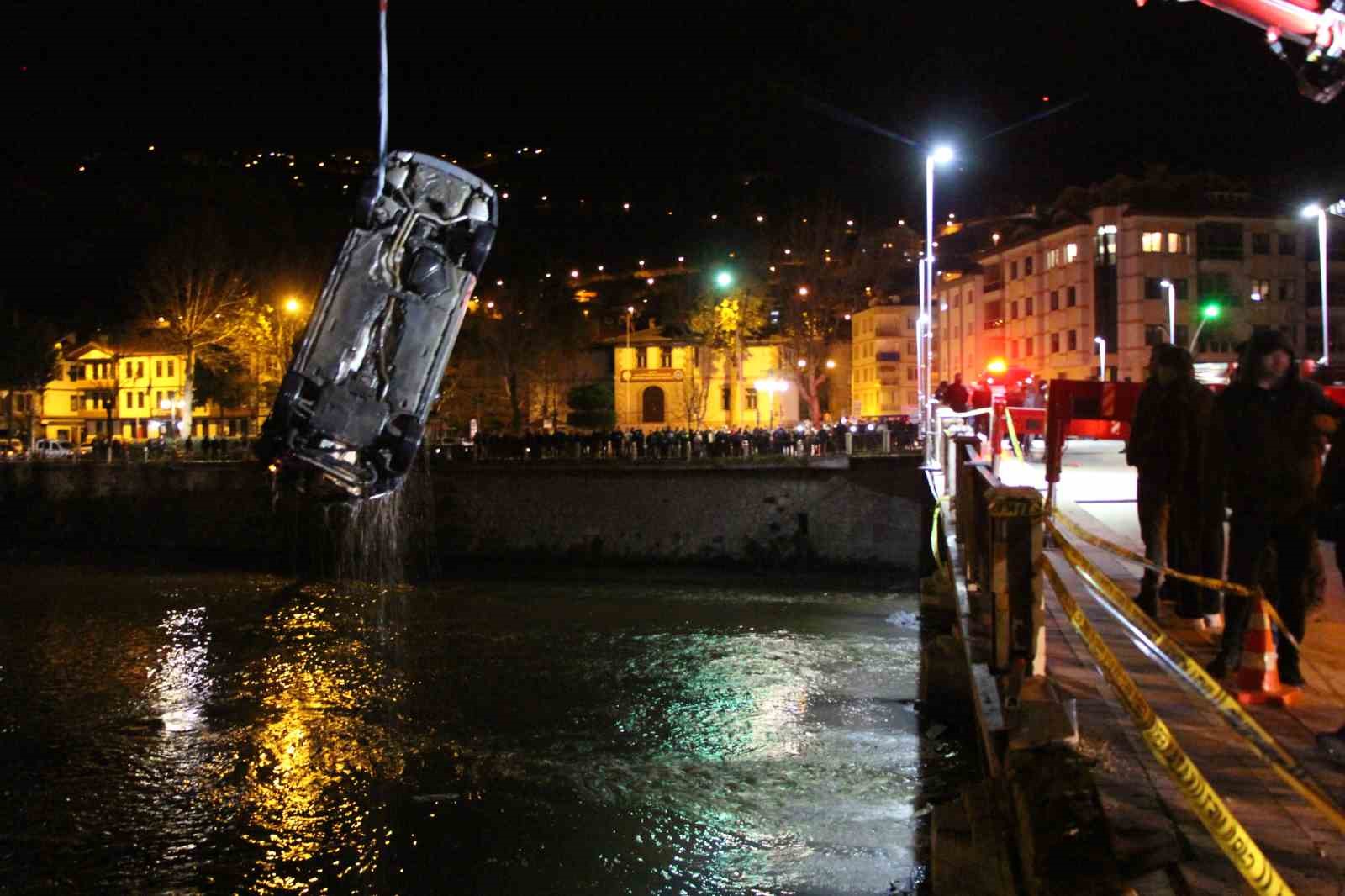 Amasya’da kontrolden çıkan otomobil köprüden Yeşilırmak Nehri’ne uçtu: 1 ölü, 1 yaralı