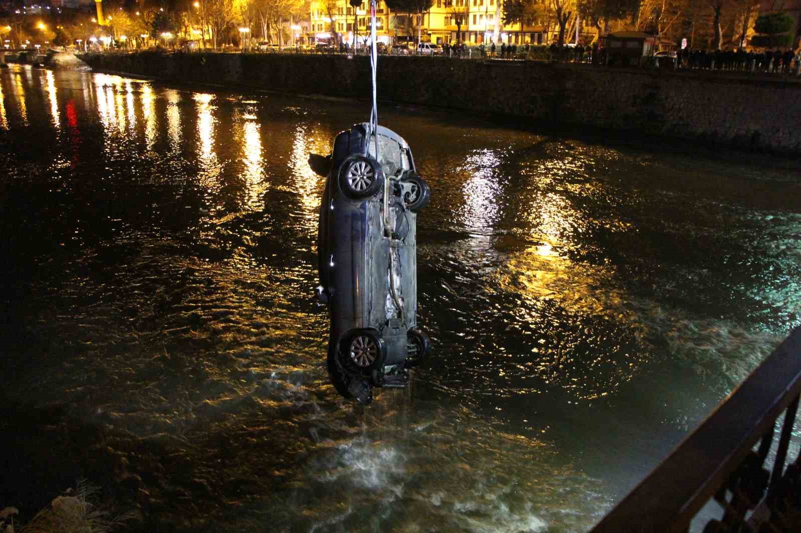 Amasya’da kontrolden çıkan otomobil köprüden Yeşilırmak Nehri’ne uçtu: 1 ölü, 1 yaralı