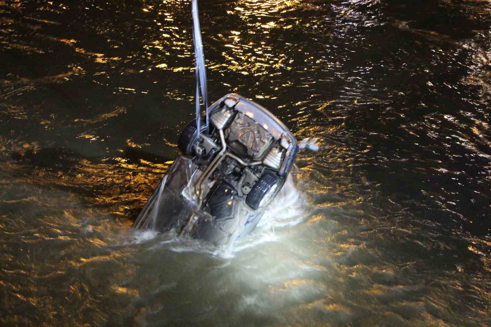 Amasya’da kontrolden çıkan otomobil köprüden Yeşilırmak Nehri’ne uçtu: 1 ölü, 1 yaralı