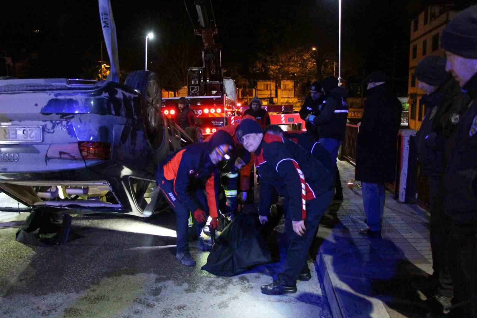 Amasya’da kontrolden çıkan otomobil köprüden Yeşilırmak Nehri’ne uçtu: 1 ölü, 1 yaralı