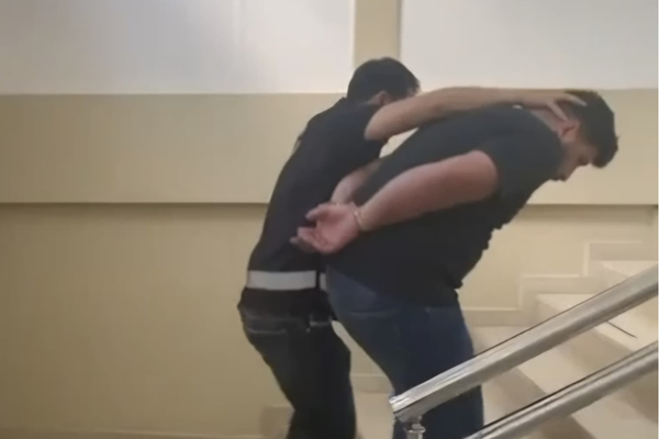Antakya’da uyuşturucu operasyonu: 12 yıl 6 ay cezası bulunan şahıs yakalandı Antakya’da uyuşturucu operasyonu: 12 yıl 6 ay cezası bulunan şahıs yakalandı