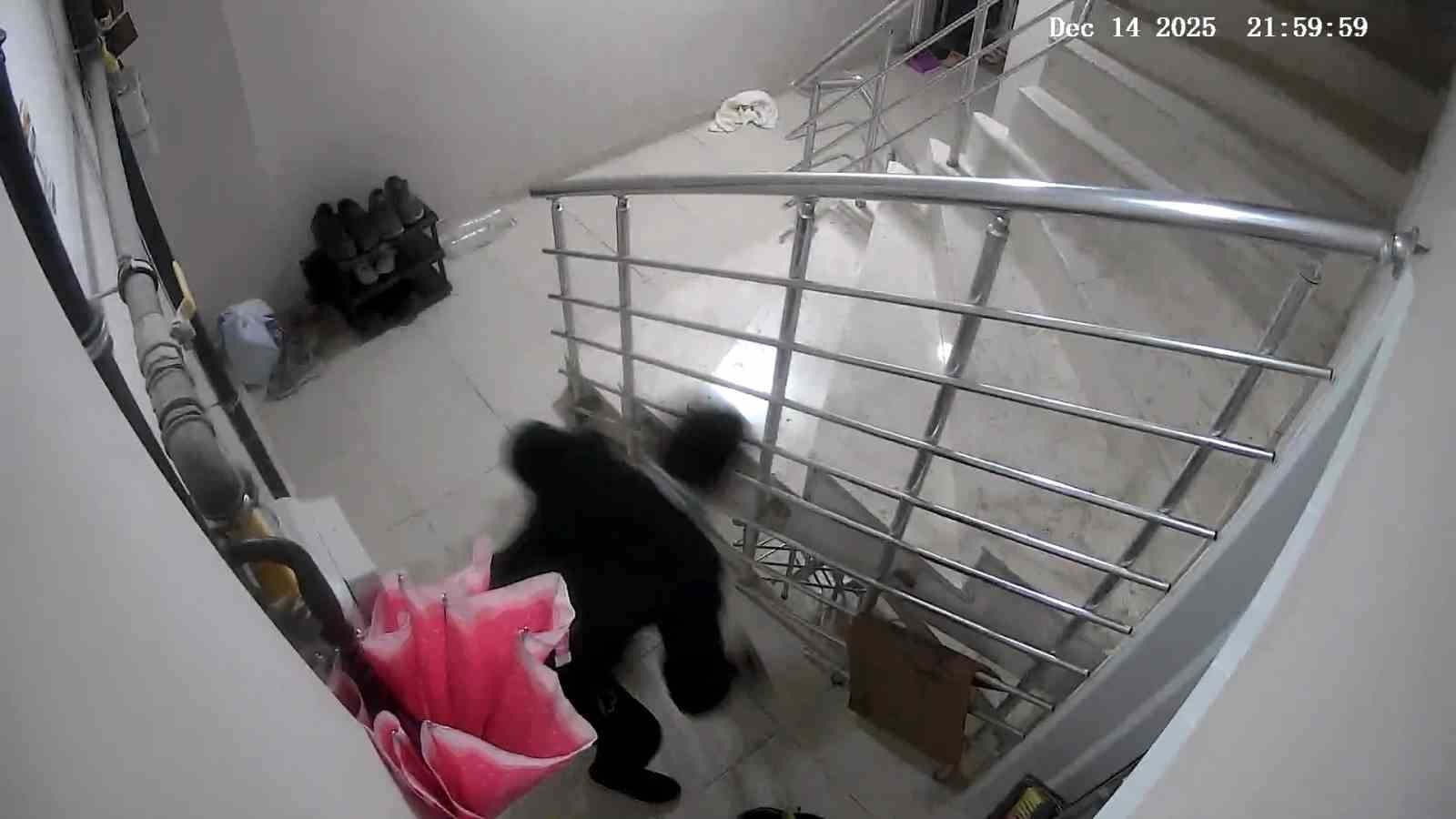 Apartmandan ayakkabı hırsızlığı kameraya yansıdı