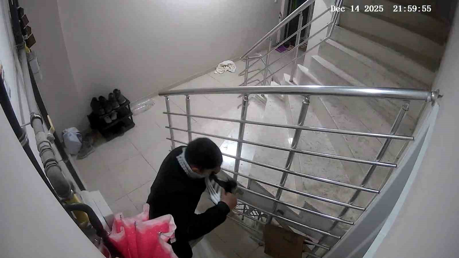 Apartmandan ayakkabı hırsızlığı kameraya yansıdı